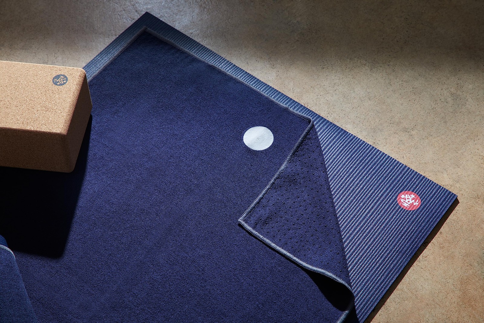 Manduka Yogitoes Hot Yoga Mat Towel – 71 Moisture Activated Grip Patented