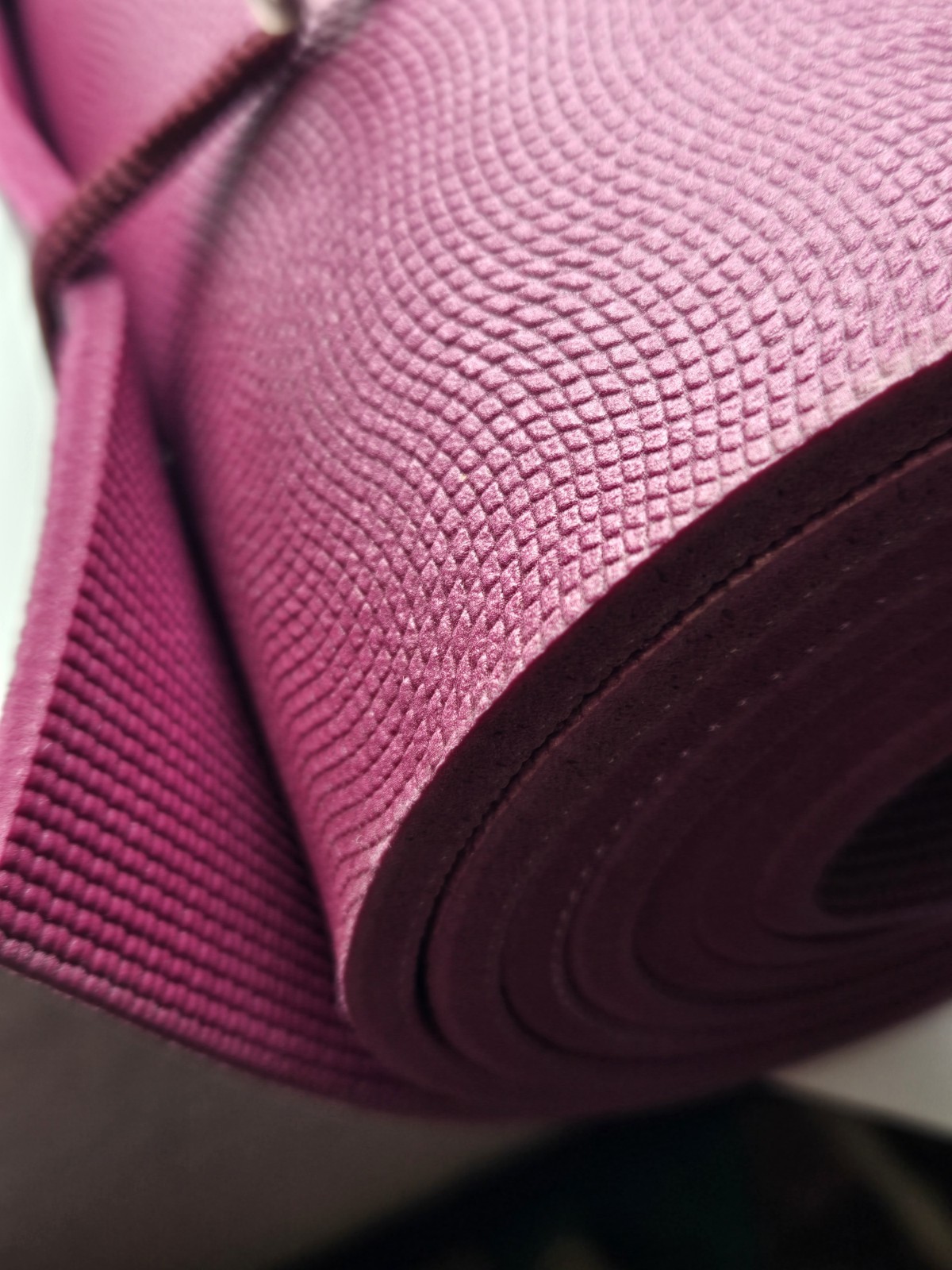 Ultra-Sticky Alignment Yoga Mat, Fuchsia, 6mm Thickness, Made from PVC-BRAND NEW