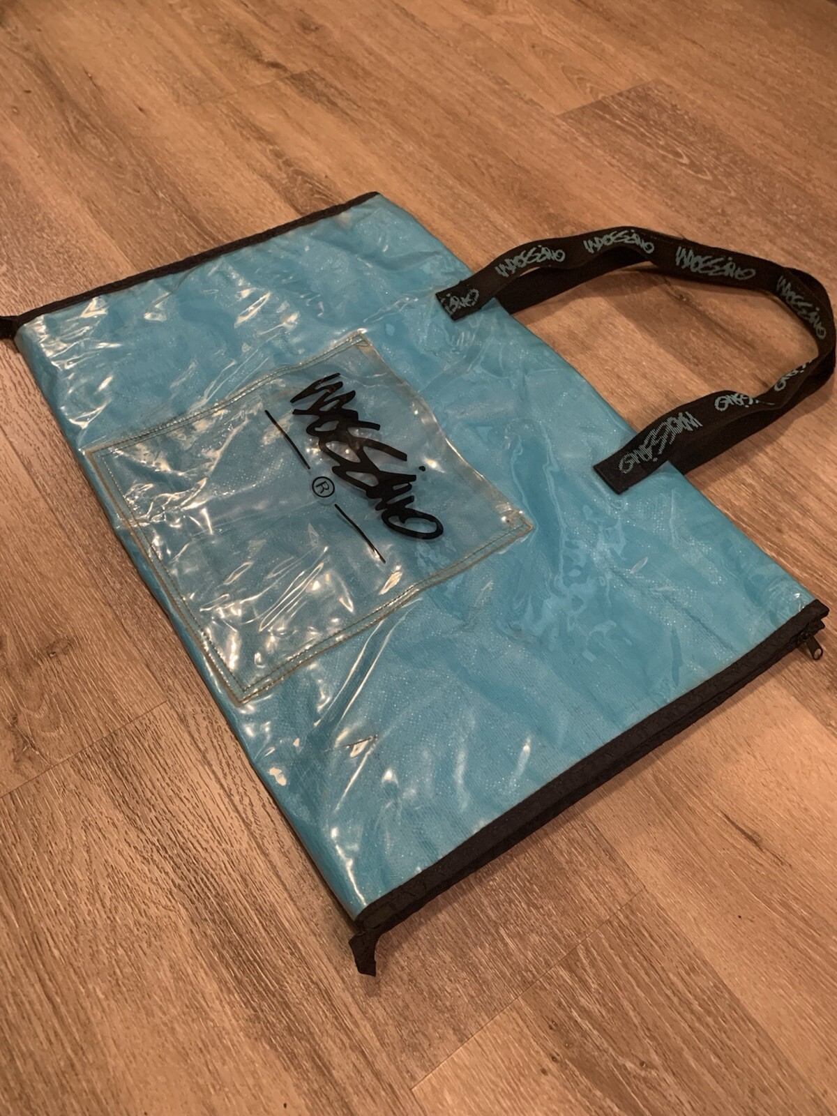 VTG. MOSSIMO~FOLDABLE MAT~TOTE BAG~OUTSIDE POCKET~ZIPPER SIDES~LOGO STRAPS~97208