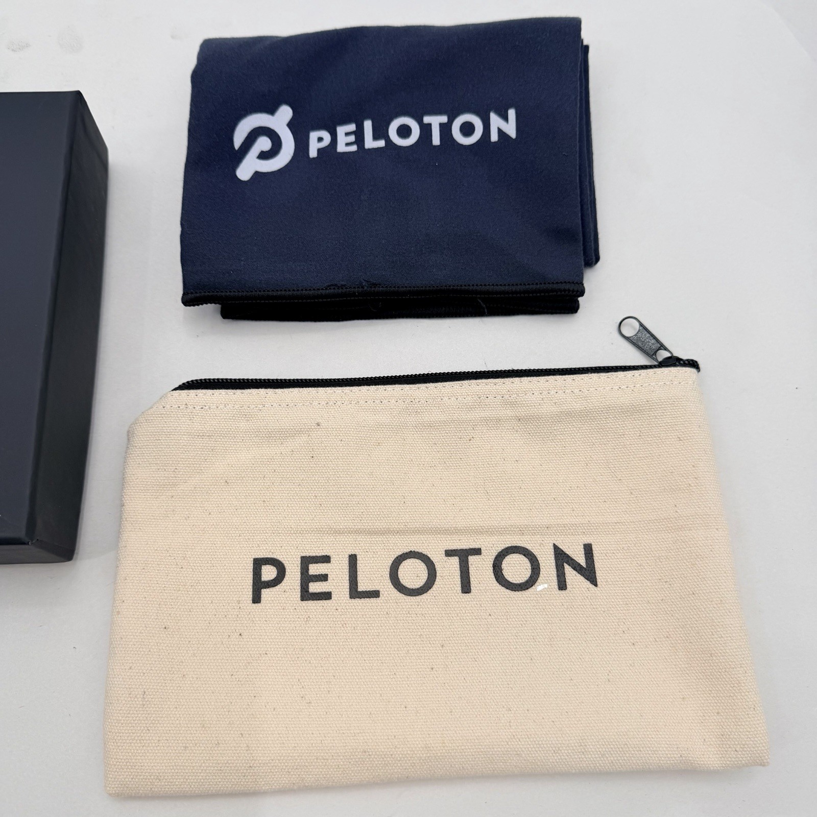 Peloton Workout Exercise Gym Towel / Zip Pouch & Lens Cleaner Set in Box – NEW