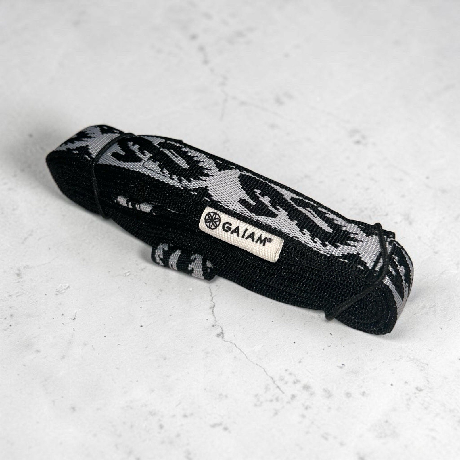 Evolve (Gaiam) – Yoga Mat Sling Black & White Dragon Tattoo