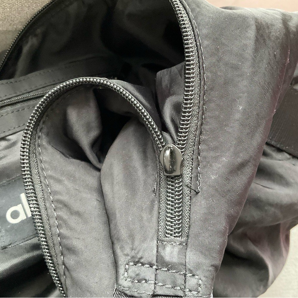 Alo Yoga Om The Go Gym Sling Bag Black