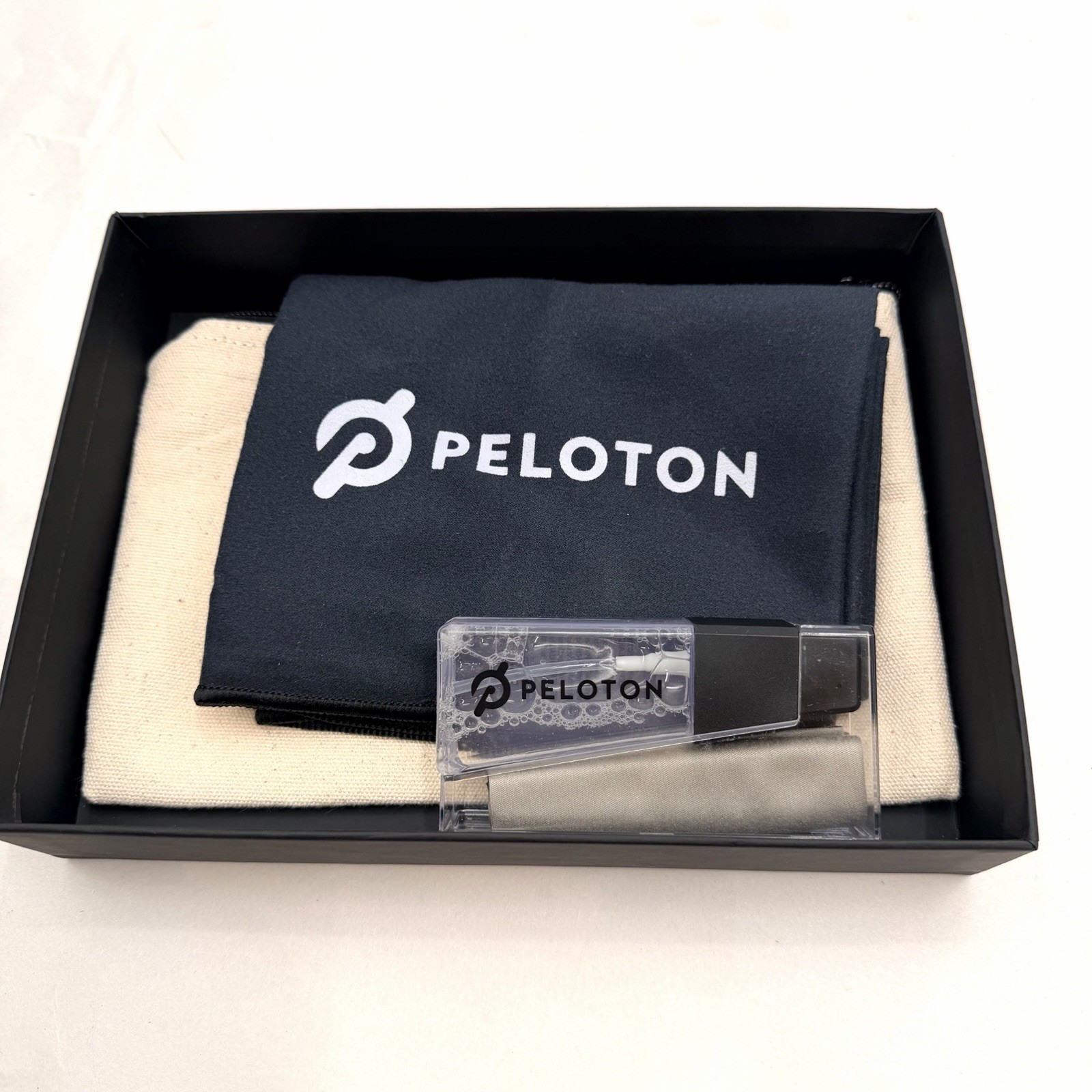 Peloton Workout Exercise Gym Towel / Zip Pouch & Lens Cleaner Set in Box – NEW