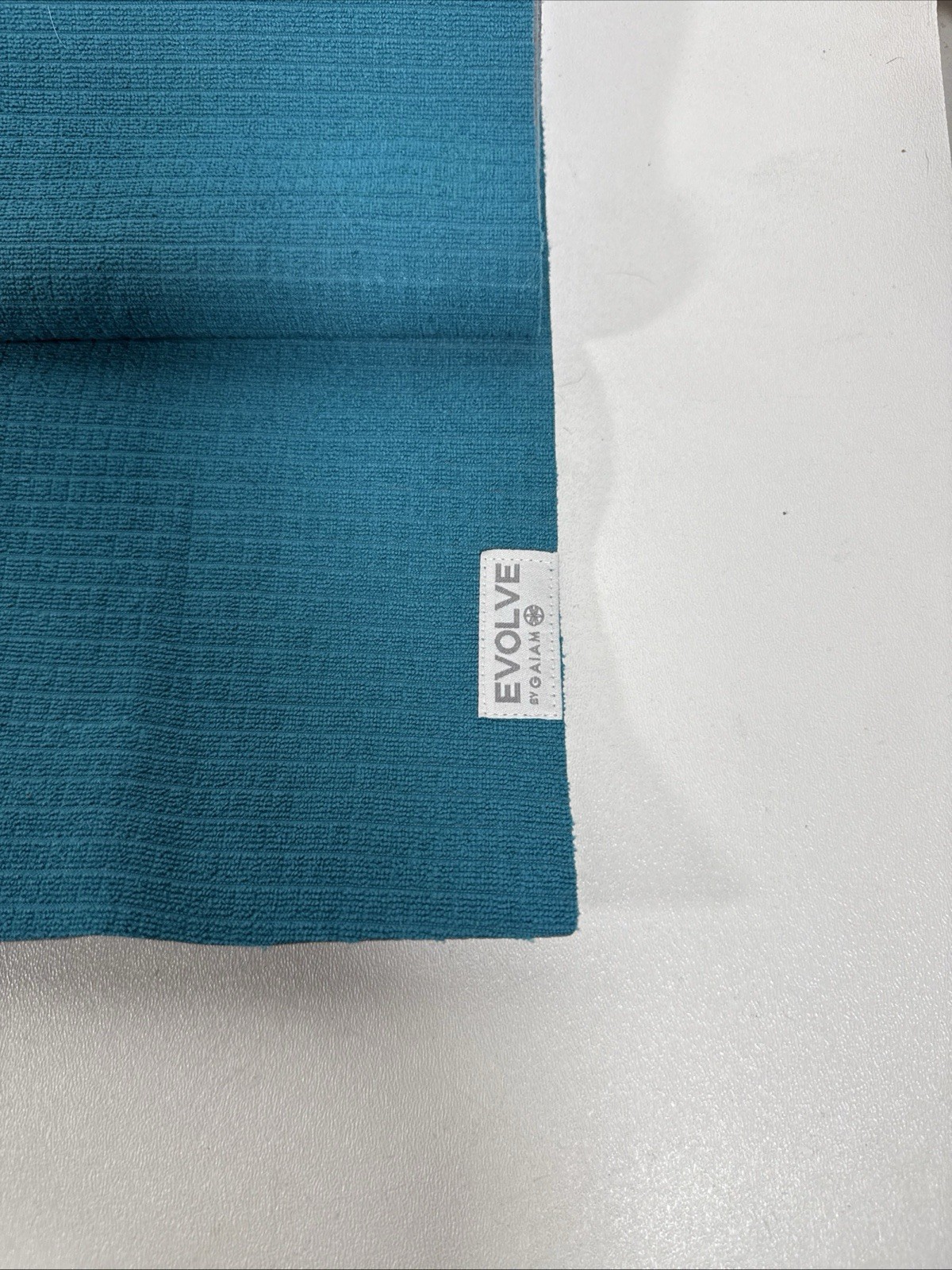 Evolve By Gaiam Yoga Mat Towel Full Size No Slip W 24” X 68” NWT