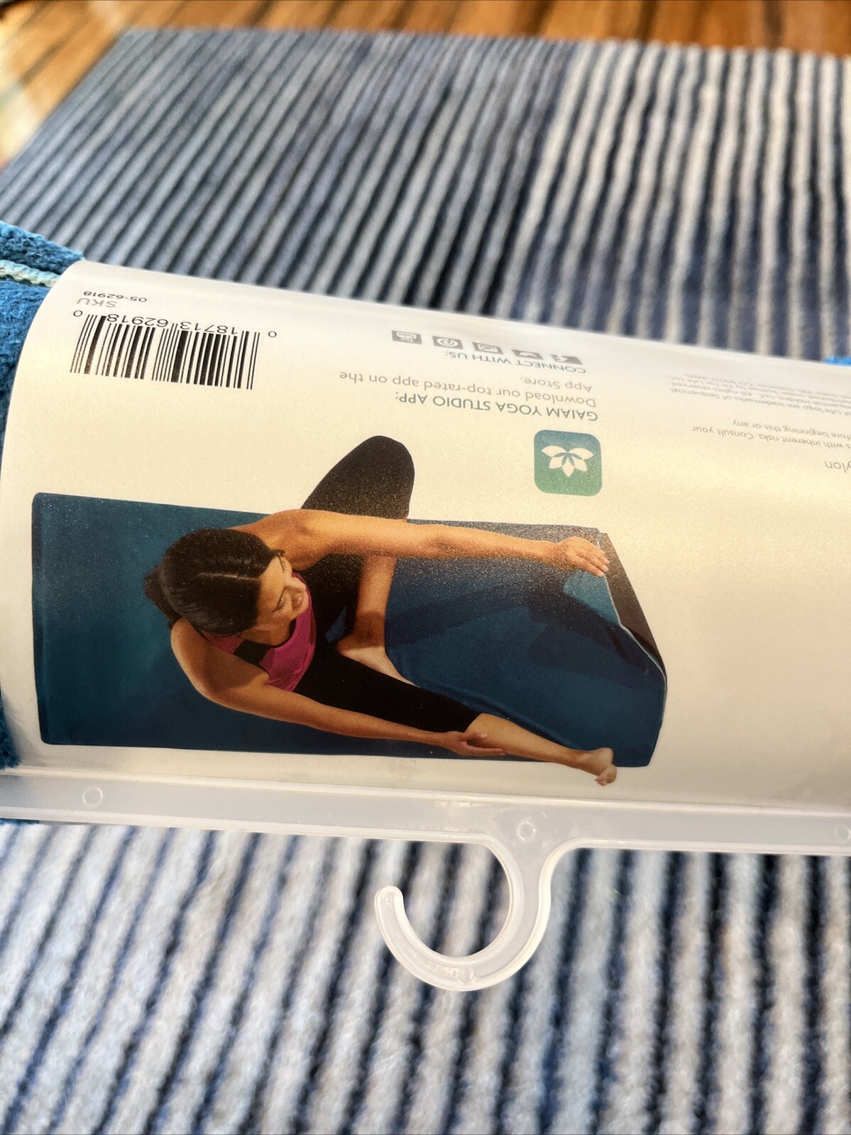 Gaiam Stay-Put Microfiber Yoga Mat Towel Super Absorbent Blue 26” X 70” New