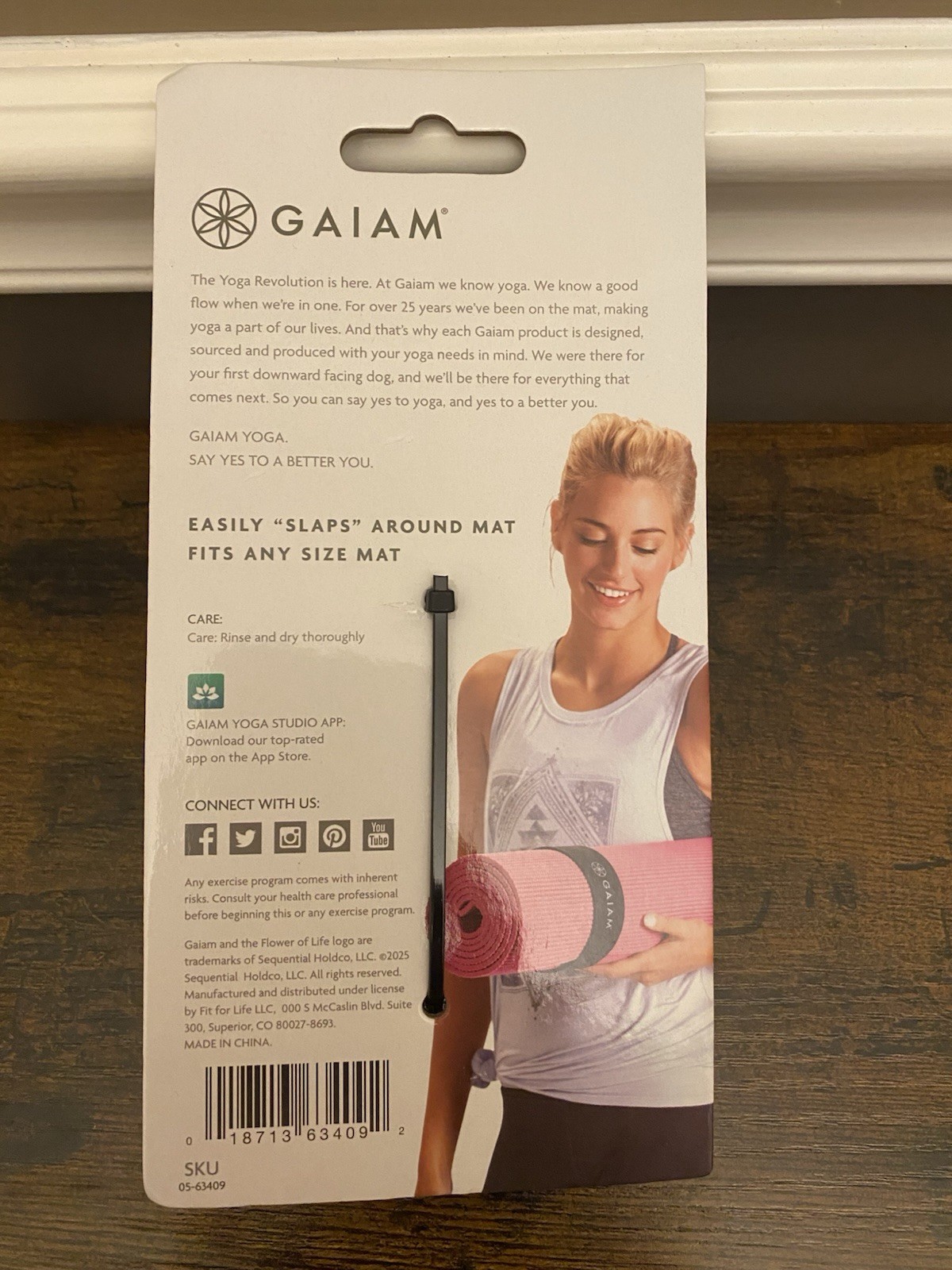 Gaiam Yoga Mat Strap Slap Band – Keeps Your Mat Tightly Rolled and Secure with