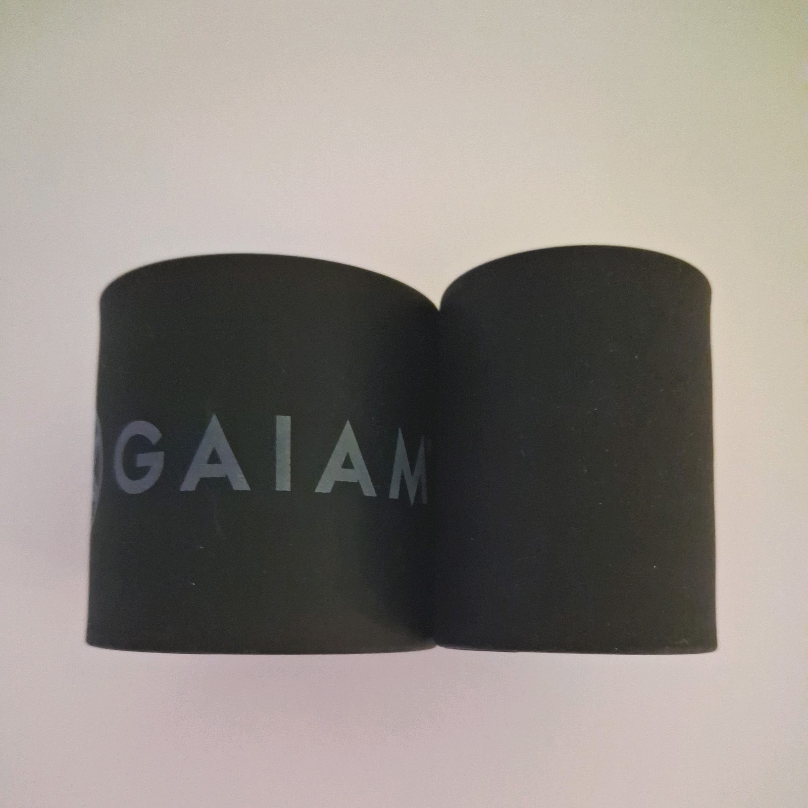Gaiam Yoga Mat Strap Slap Band Roll Secure Clasp Fit Most Travel 20×1.5&Prime; Black