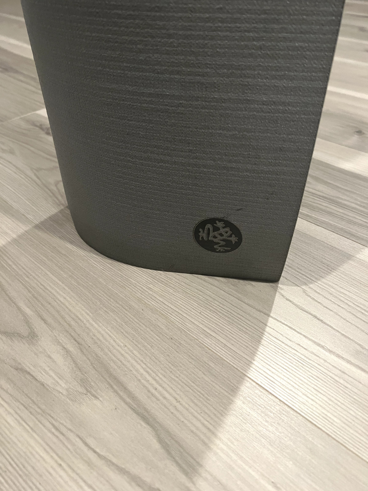 MANDUKA PRO YOGA MAT METALLIC LUSTER SILVER NAVY BLUE LIMITED EDITION 71X26 6MM