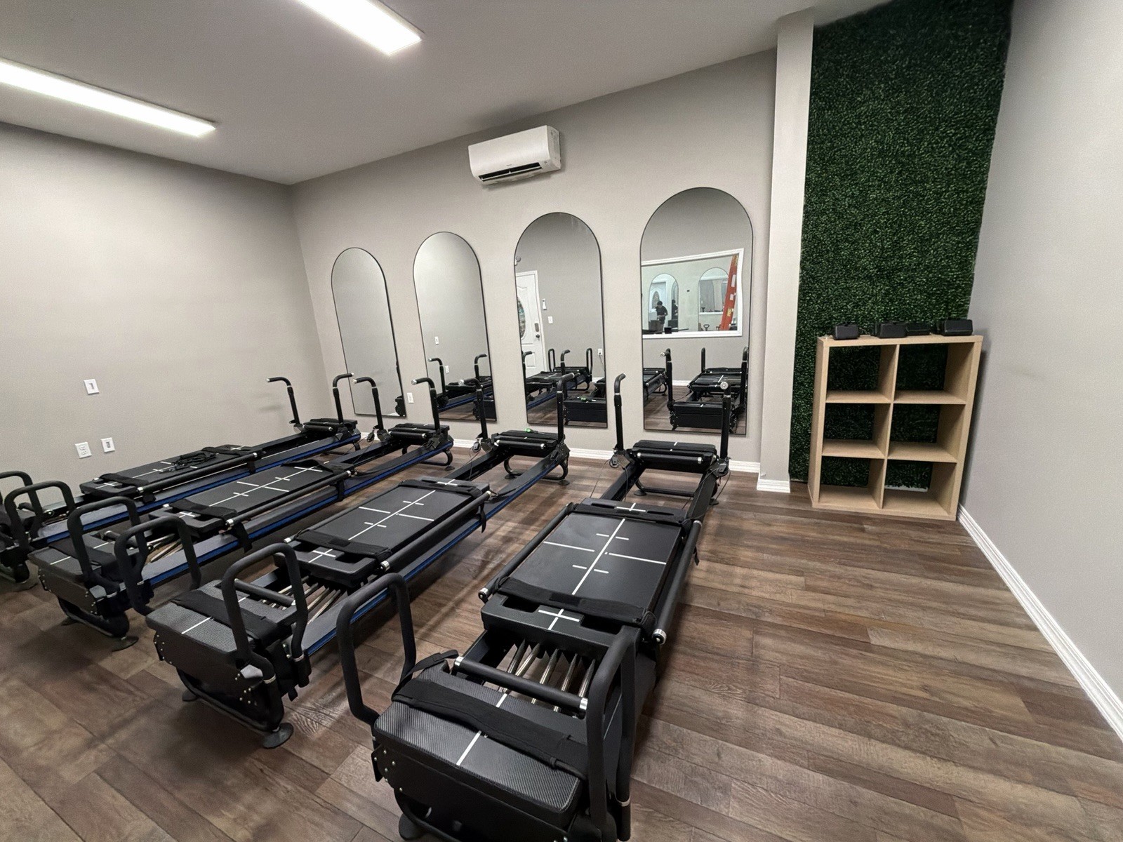 Private Manufacturer Pilates Megaformer Exercise Machine for Home Or Gym Use