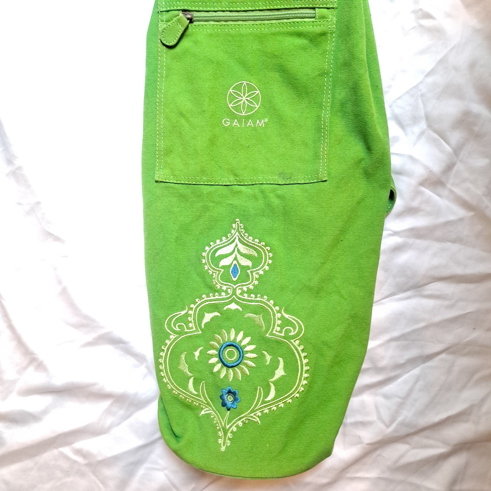 GAIAM Yoga Mat Bag Green Embroidered Design 11&Prime; X 25&Prime; Drawstring Zip Pocket