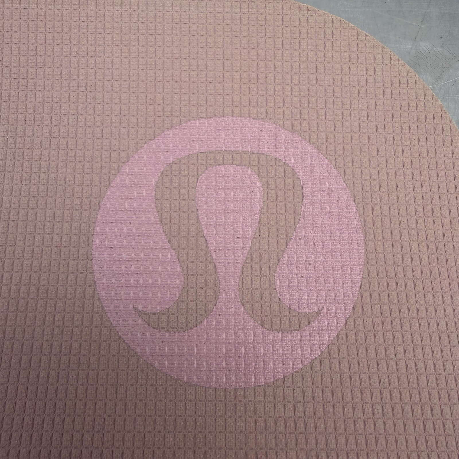 Lululemon Red Marble Non-Slip Yoga Mat 26” X 71” with Floral Carry Bag