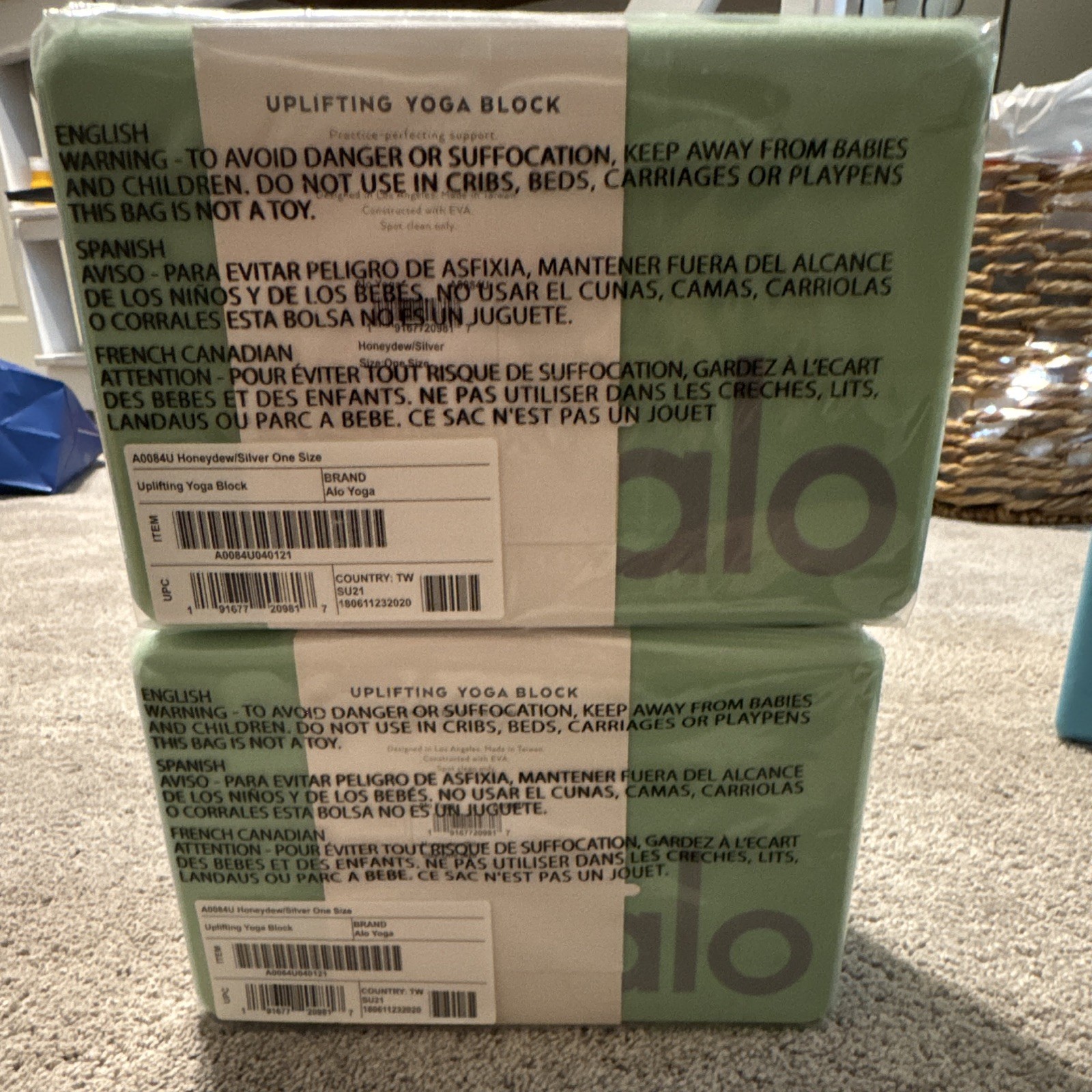 Alo Yoga Uplifting Yoga Block Set of 2 Honeydew/Silver. Aqua Blue Yoga Strap