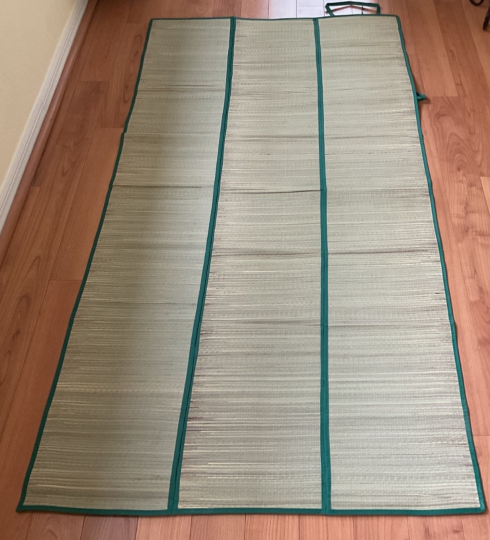 Avon On-the-Go Roll-Up Straw Mat Made of Natural Materials – Before Use Air Out