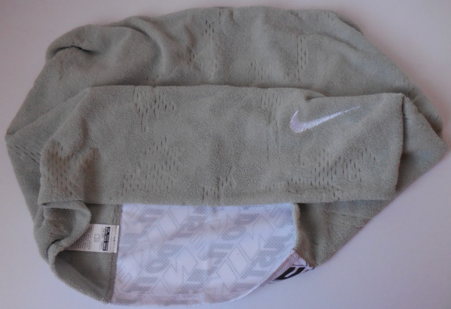 Nike Cooling Towel Scarf LT Smoke Grey/Anthracite/White 17&Prime; X 12&Prime;