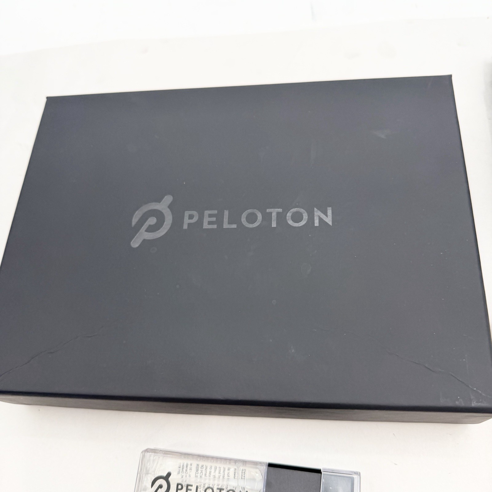Peloton Workout Exercise Gym Towel / Zip Pouch & Lens Cleaner Set in Box – NEW