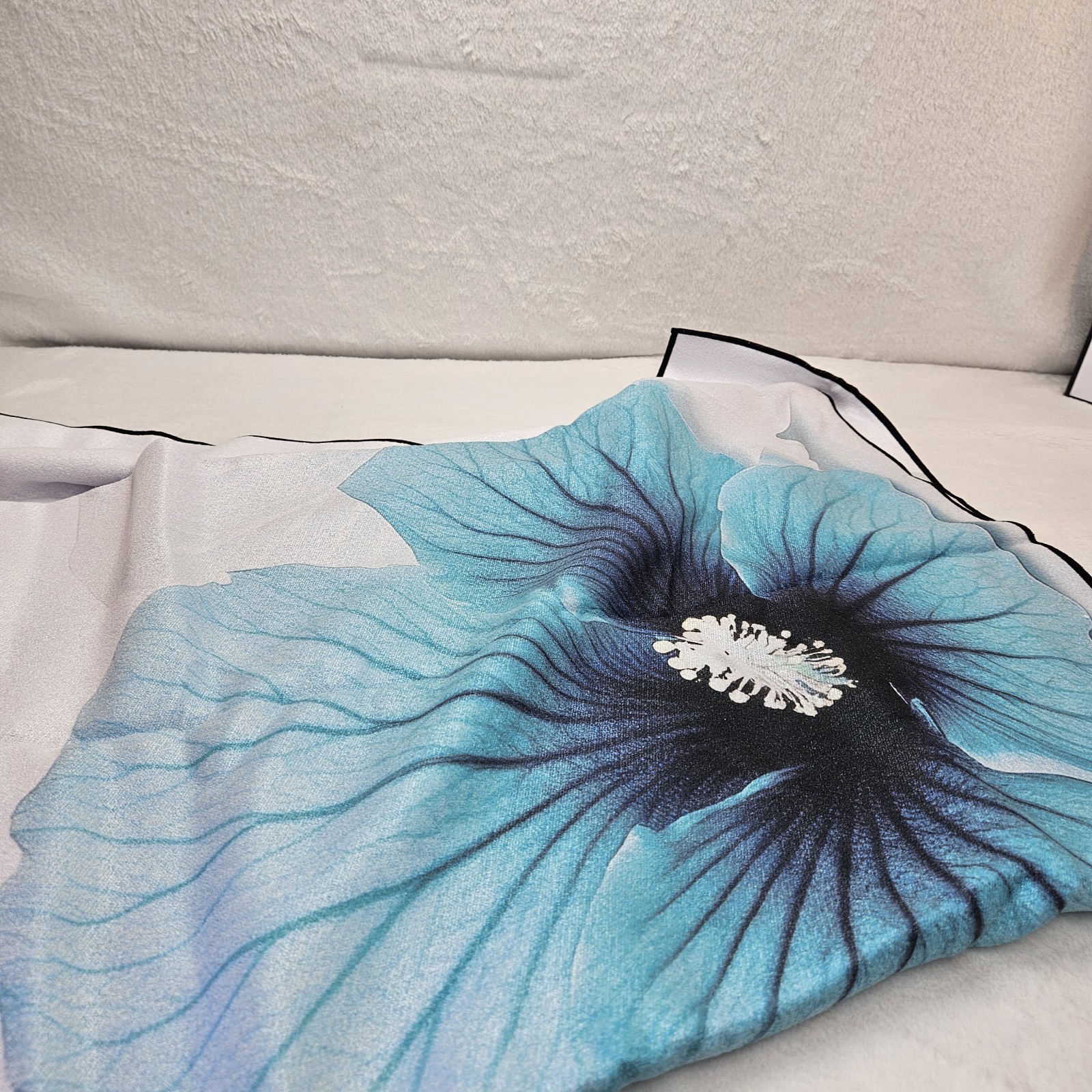 Qiyi Microfiber Yoga Mat Towel 70×26 Non-Slip Quick Dry Pebbles Blue Flower NEW