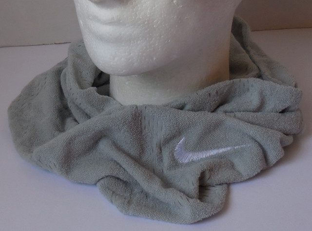 Nike Cooling Towel Scarf LT Smoke Grey/Anthracite/White 17&Prime; X 12&Prime;