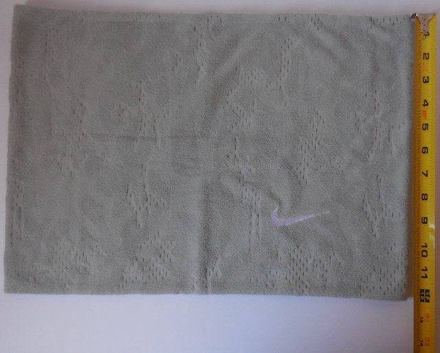 Nike Cooling Towel Scarf LT Smoke Grey/Anthracite/White 17&Prime; X 12&Prime;