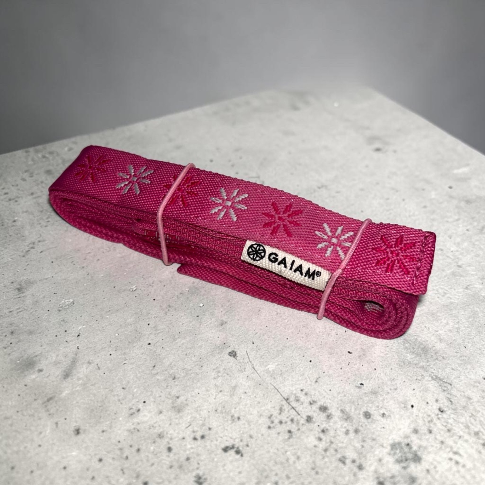 Evolve (Gaiam) – Yoga Mat Sling Pink White Daisy Flowers