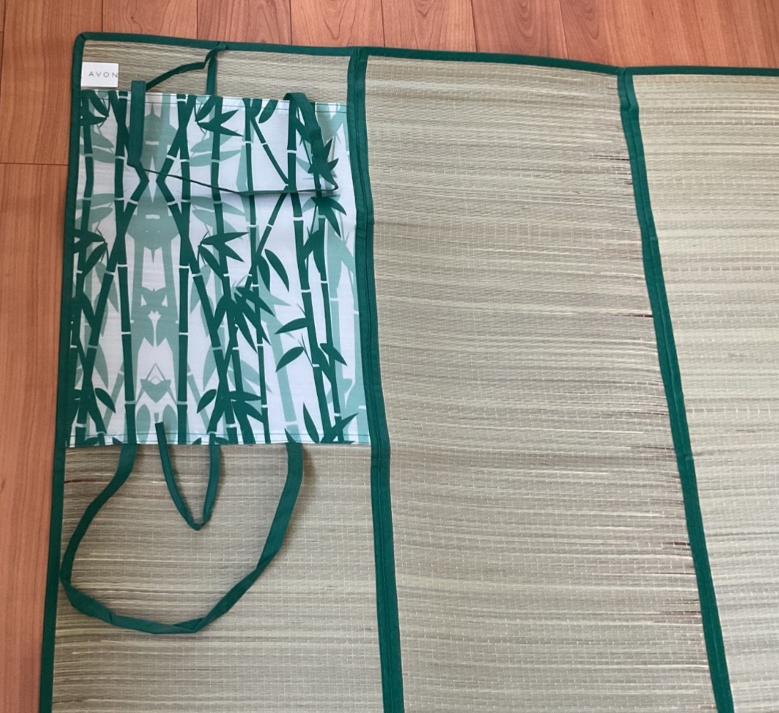 Avon On-the-Go Roll-Up Straw Mat Made of Natural Materials – Before Use Air Out